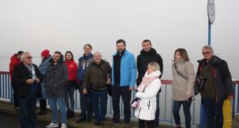 Zdjęcie grupowe uczestników wyjazdu na tle Zalewu Mietkowskiego