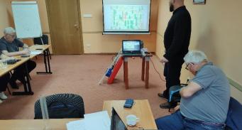 Prelegent - Marcin Wdowikowski prezentuje aparaturę pomiarową