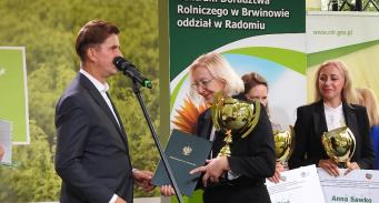 Urszula Bogusiewicz otrzymuje nagrodę za I miejsce w  IV Edycji  krajowego Konkursu na Najlepszego Doradcę Ekologicznego