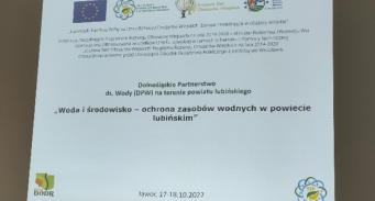 Slajd wstępny zawierający tytuł warsztatów „Woda i środowisko – ochrona zasobów wodnych w powiecie lubińskim”
